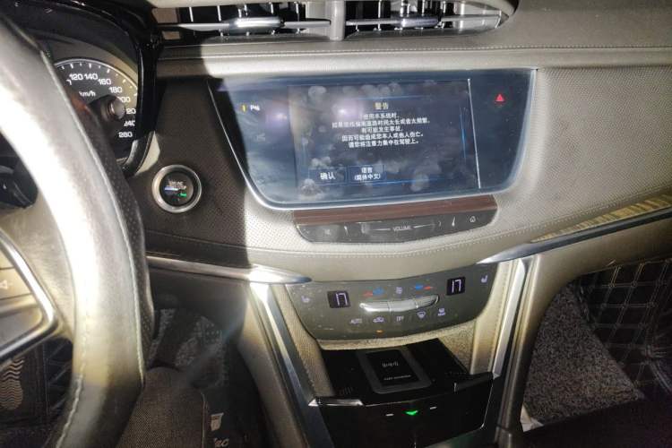 Used Cadillac XT5 2018 28T Four-Wheel Drive Luxury Model Audio And AC Panel