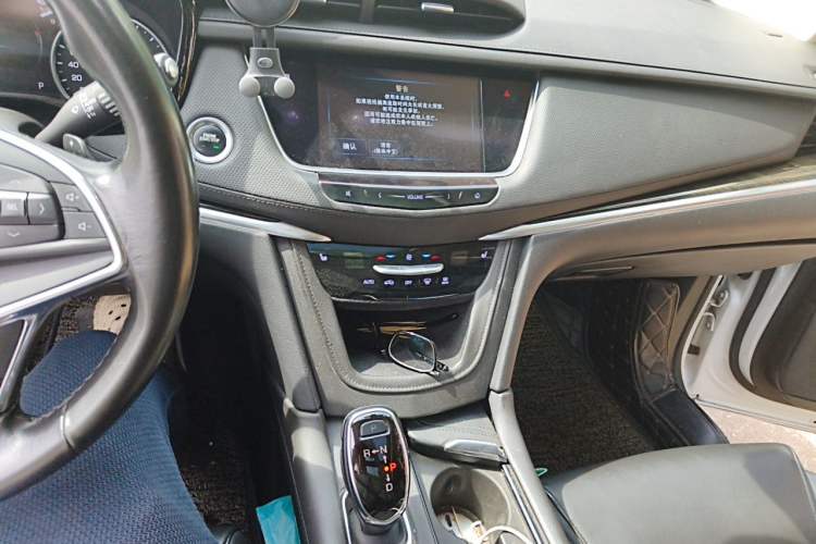 Used Cadillac XT5 2018 28T Four-Wheel Drive Luxury Model Audio And AC Panel
