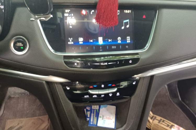 Used Cadillac XT5 2018 28T Four-Wheel Drive Luxury Model Audio And AC Panel