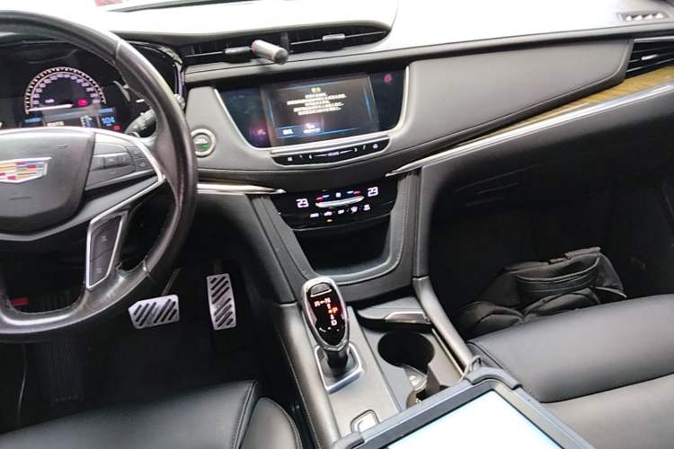 Used Cadillac XT5 2018 25T Tech Model Audio And AC Panel