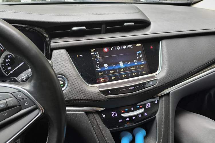 Used Cadillac XT5 2018 28T Four-Wheel Drive Luxury Model Audio And AC Panel