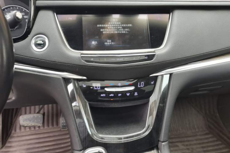 Used Cadillac XT5 2018 28T Four-Wheel Drive Luxury Model Audio And AC Panel