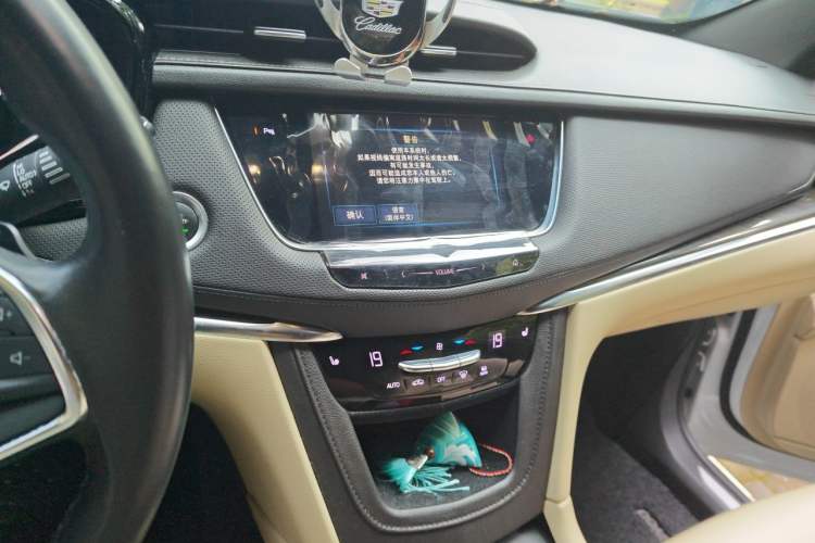 Used Cadillac XT5 2018 28T Four-Wheel Drive Luxury Model Audio And AC Panel