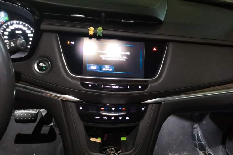 Used Cadillac XT5 2018 25T Luxury Model Audio And AC Panel