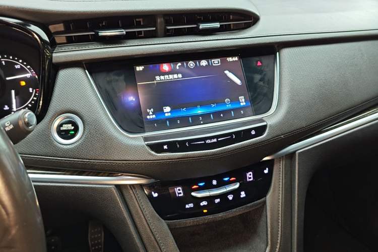 Used Cadillac XT5 2018 28E Four-Wheel Drive Tech Version Audio And AC Panel