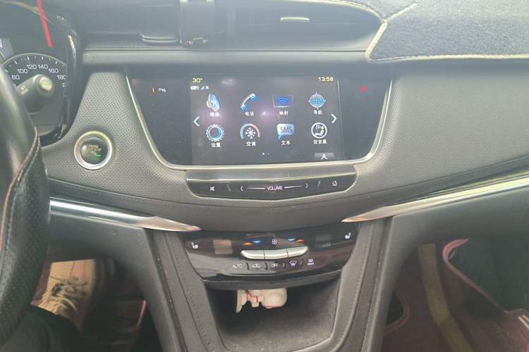 Used Cadillac XT5 2018 25T Luxury Model Audio And AC Panel