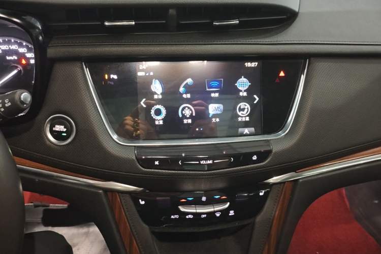 Used Cadillac XT5 2018 25T Luxury Model Audio And AC Panel
