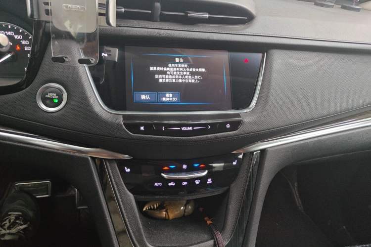 Used Cadillac XT5 2018 25T Luxury Model Audio And AC Panel