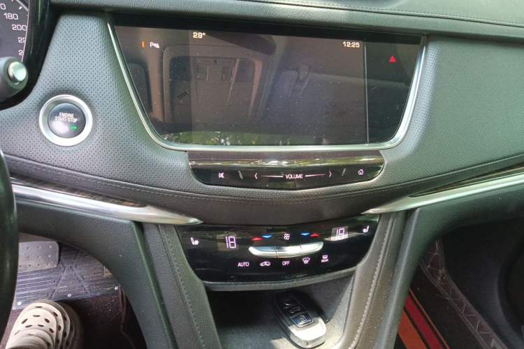 Used Cadillac XT5 2018 25T Luxury Model Audio And AC Panel