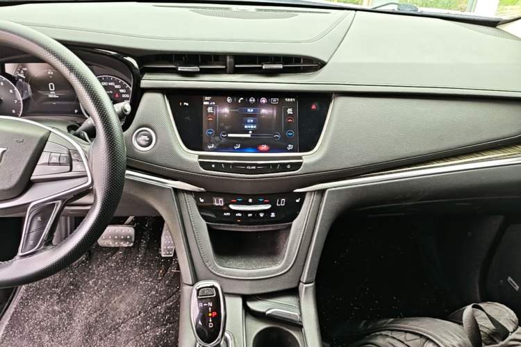 Used Cadillac XT5 2018 25T Luxury Model Audio And AC Panel