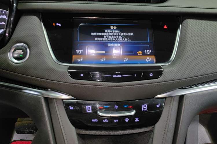 Used Cadillac XT5 2018 28T Four-Wheel Drive Luxury Model Audio And AC Panel