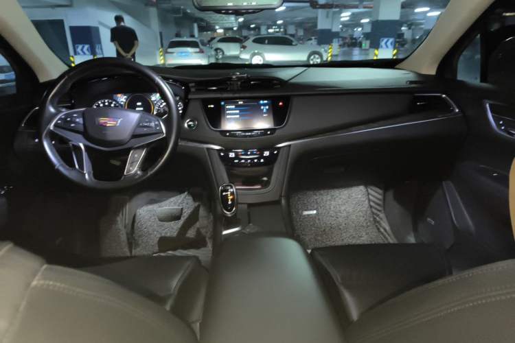 Used Cadillac XT5 2018 28T Four-Wheel Drive Luxury Model Center Console