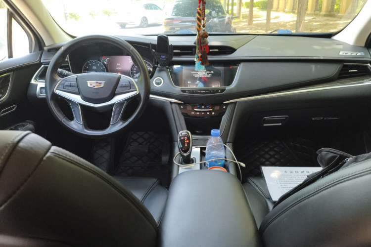 Used Cadillac XT5 2018 25T Luxury Model Center Console