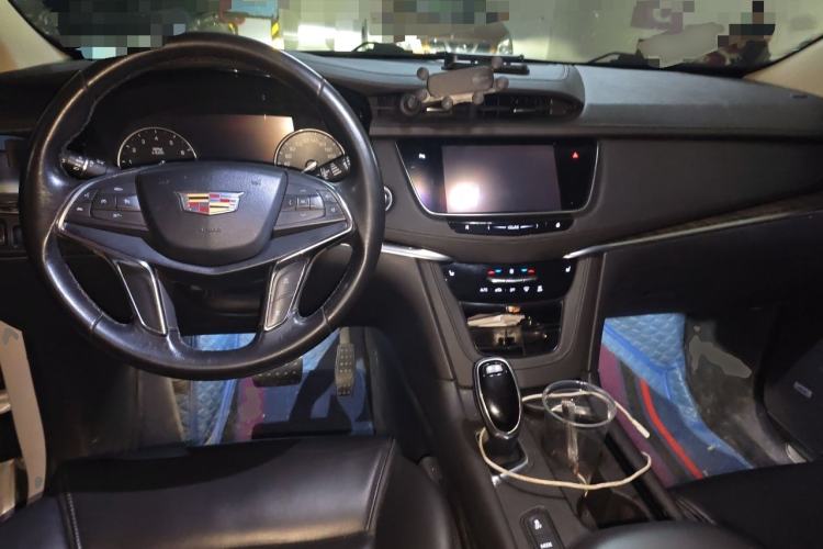 Used Cadillac XT5 2018 25T Luxury Model Center Console