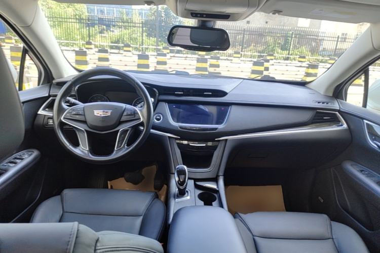 Used Cadillac XT5 2018 25T Luxury Model Center Console