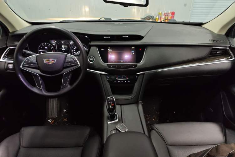 Used Cadillac XT5 2018 25T Luxury Model Center Console