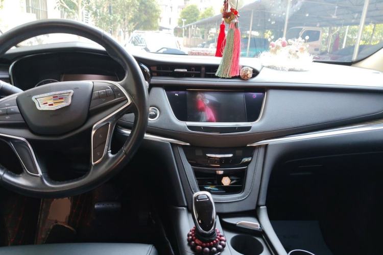 Used Cadillac XT5 2018 28T Four-Wheel Drive Luxury Model Center Console