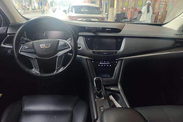 Used Cadillac XT5 2018 28T Four-Wheel Drive Luxury Model Center Console
