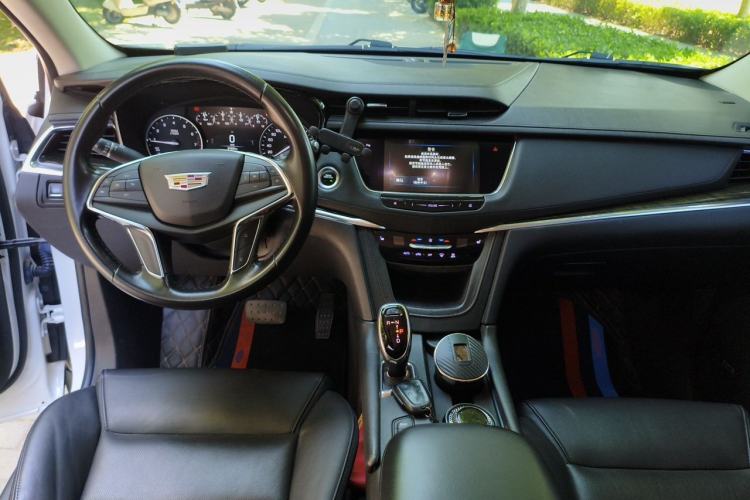 Used Cadillac XT5 2018 28T Four-Wheel Drive Luxury Model Center Console