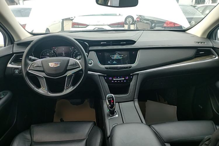 Used Cadillac XT5 2018 25T Luxury Model Center Console
