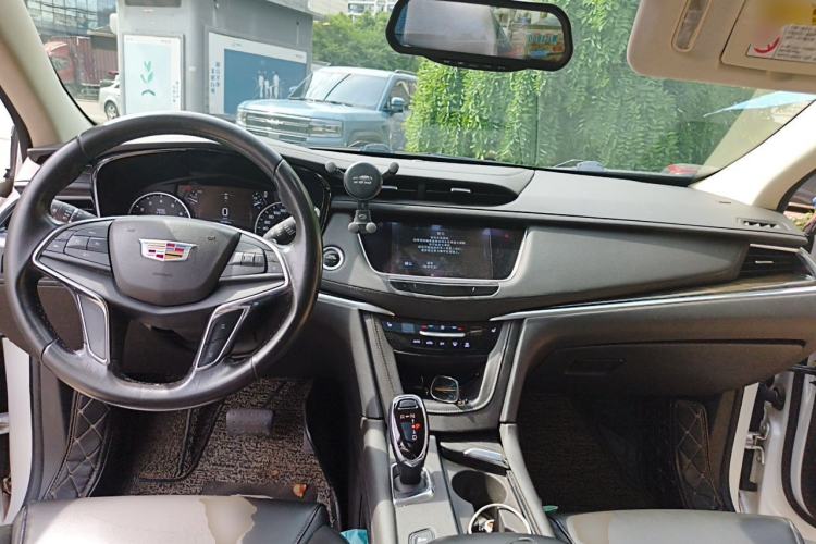 Used Cadillac XT5 2018 28T Four-Wheel Drive Luxury Model Center Console