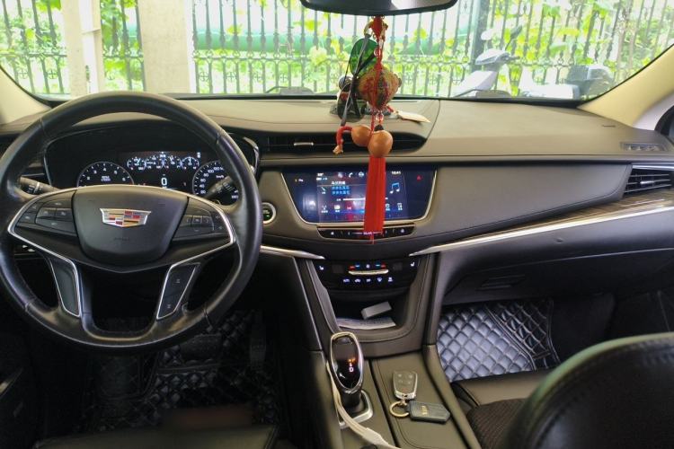 Used Cadillac XT5 2018 28T Four-Wheel Drive Luxury Model Center Console