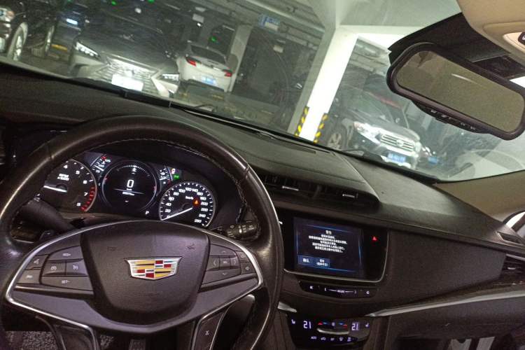 Used Cadillac XT5 2018 25T Luxury Model Center Console