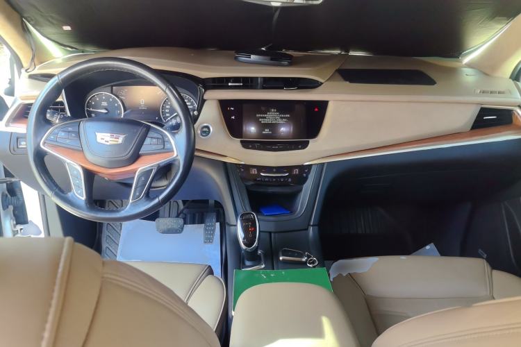 Used Cadillac XT5 2018 28E 4x4 Platinum Edition Center Console