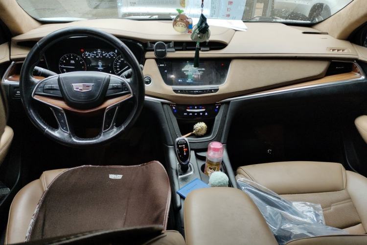 Used Cadillac XT5 2018 28E 4x4 Platinum Edition Center Console