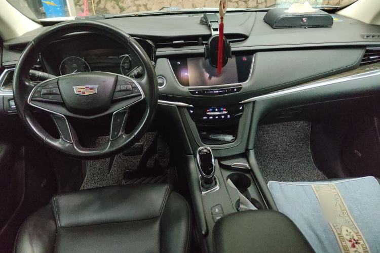 Used Cadillac XT5 2018 25T Luxury Model Center Console