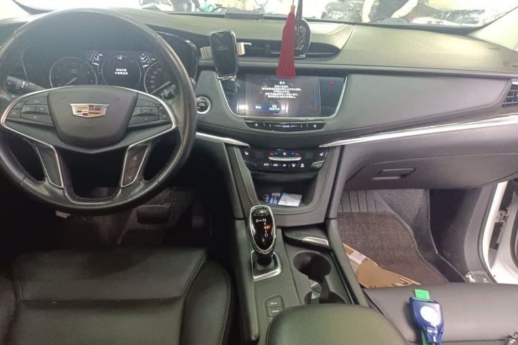 Used Cadillac XT5 2018 28T Four-Wheel Drive Luxury Model Center Console