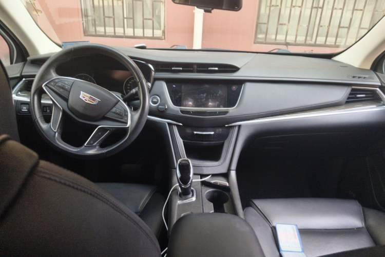 Used Cadillac XT5 2018 25T Luxury Model Center Console