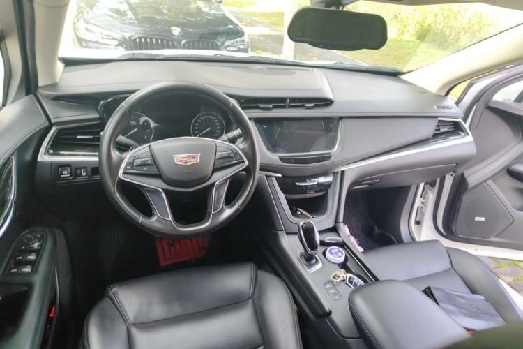 Used Cadillac XT5 2018 28T Four-Wheel Drive Luxury Model Center Console