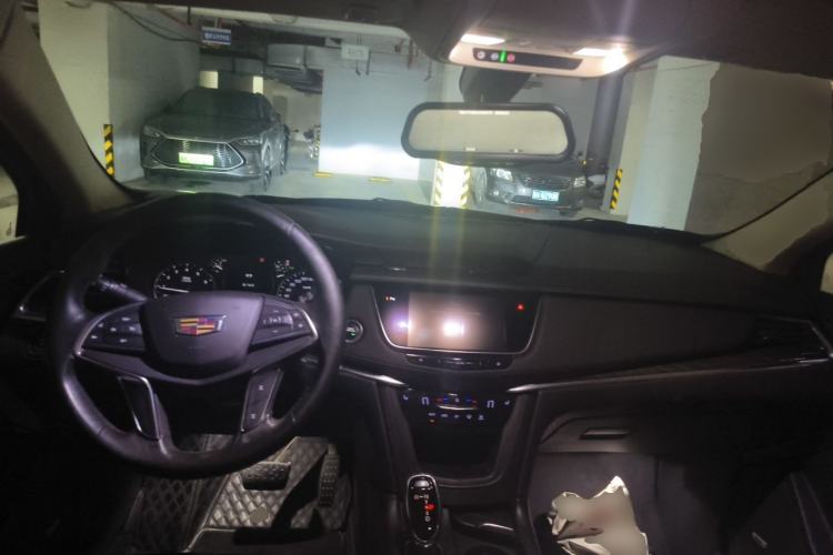 Used Cadillac XT5 2018 25T Luxury Model Center Console