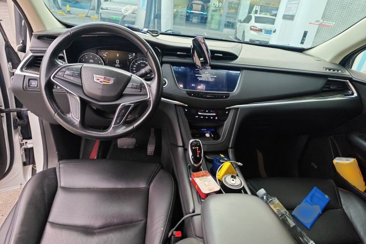 Used Cadillac XT5 2018 25T Luxury Model Center Console