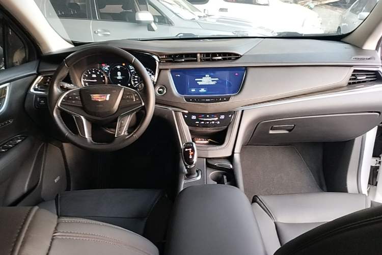 Used Cadillac XT5 2018 25T Luxury Model Center Console