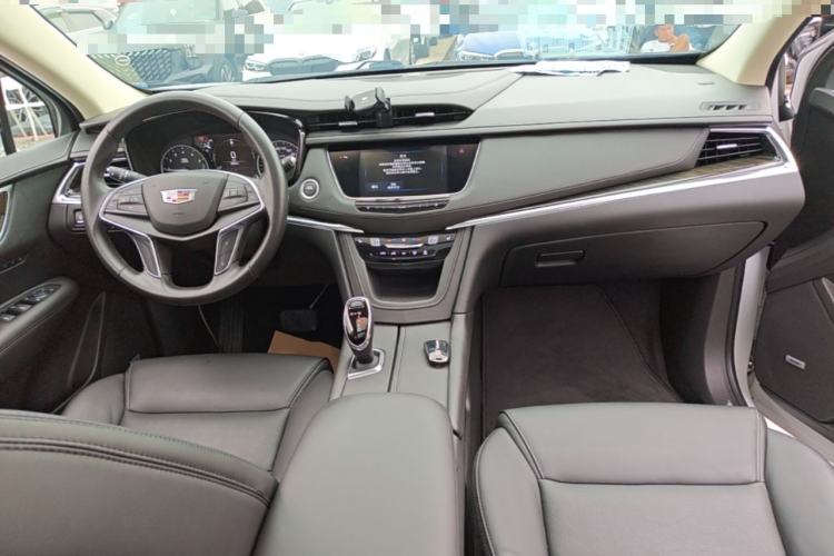 Used Cadillac XT5 2018 28T Four-Wheel Drive Luxury Model Center Console