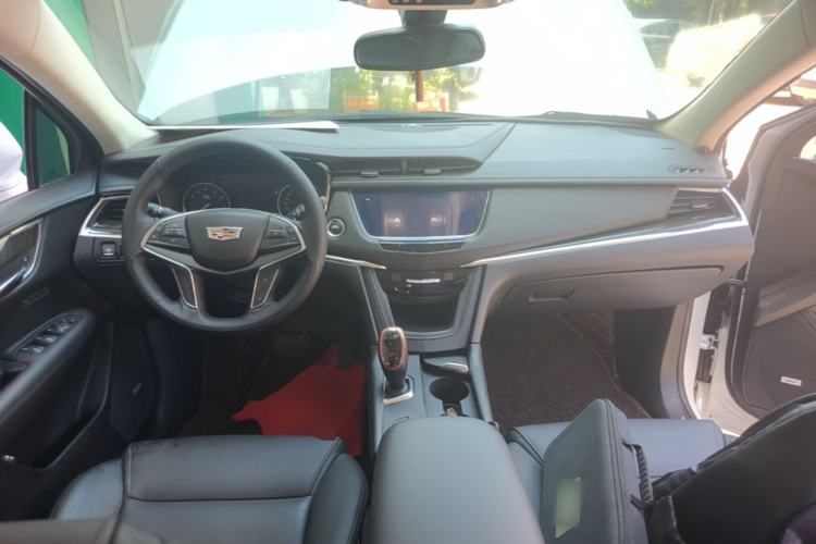 Used Cadillac XT5 2018 25T Luxury Model Center Console