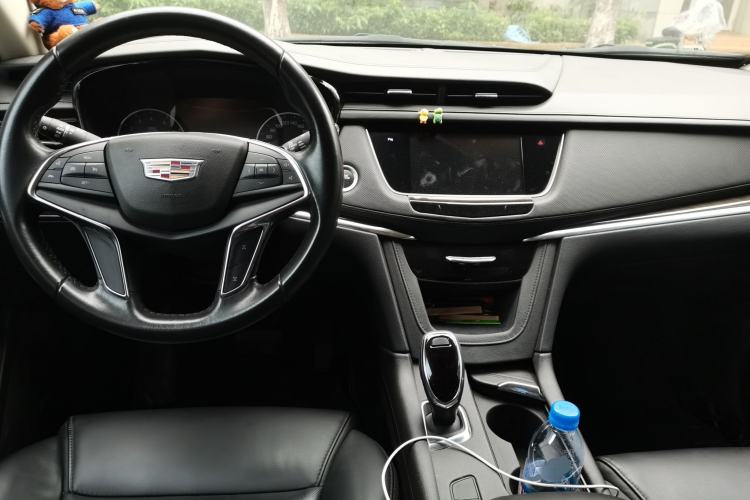 Used Cadillac XT5 2018 25T Luxury Model Center Console