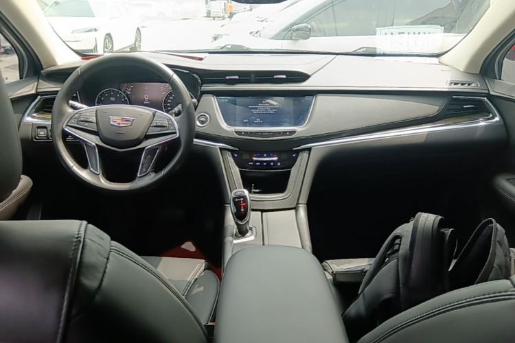 Used Cadillac XT5 2018 25T Luxury Model Center Console