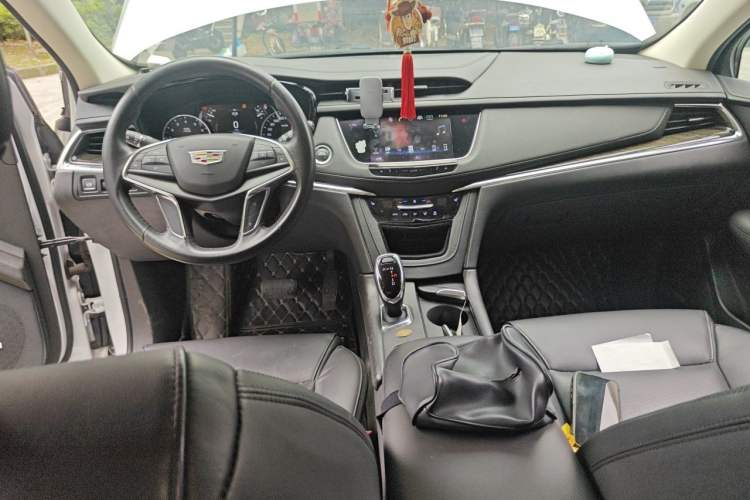 Used Cadillac XT5 2018 25T Luxury Model Center Console
