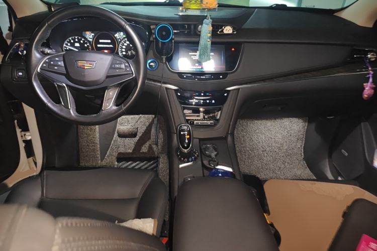 Used Cadillac XT5 2018 25T Luxury Model Center Console