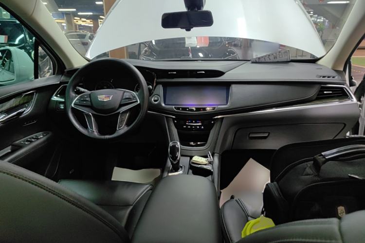 Used Cadillac XT5 2018 25T Luxury Model Center Console