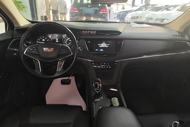 Used Cadillac XT5 2018 25T Luxury Model Center Console