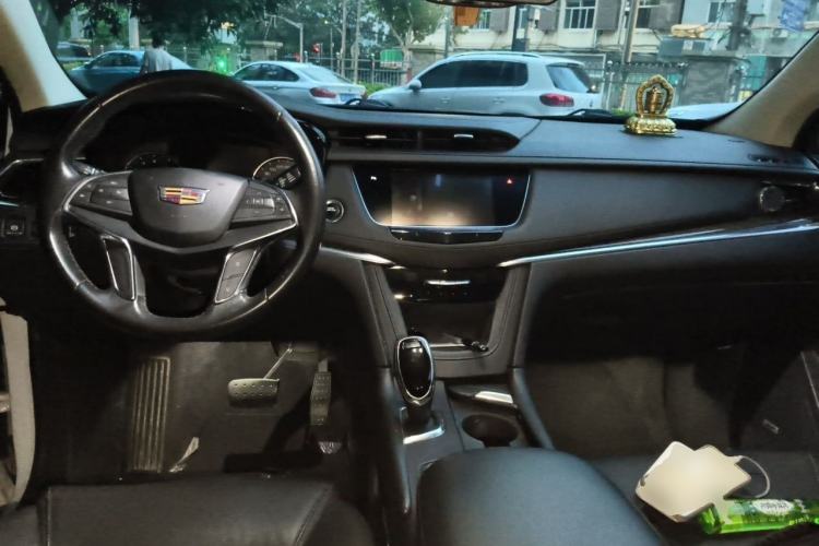 Used Cadillac XT5 2018 25T Luxury Model Center Console
