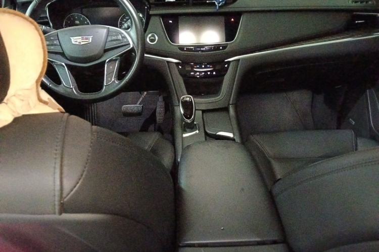 Used Cadillac XT5 2018 28T Four-Wheel Drive Luxury Model Center Console