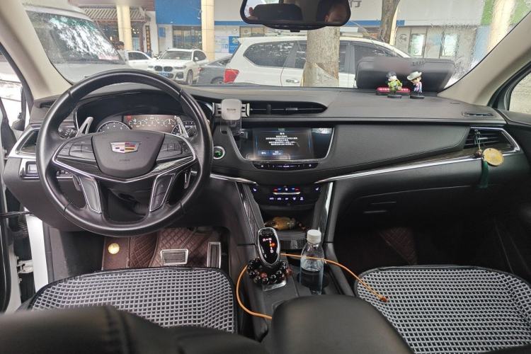 Used Cadillac XT5 2018 25T Luxury Model Center Console