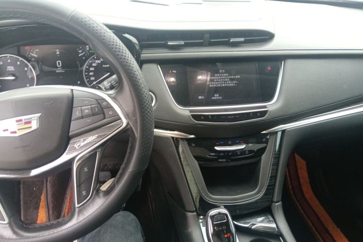 Used Cadillac XT5 2018 25T Luxury Model Center Console