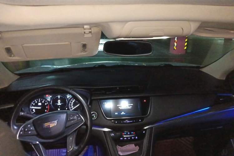 Used Cadillac XT5 2018 28T Four-Wheel Drive Luxury Model Center Console