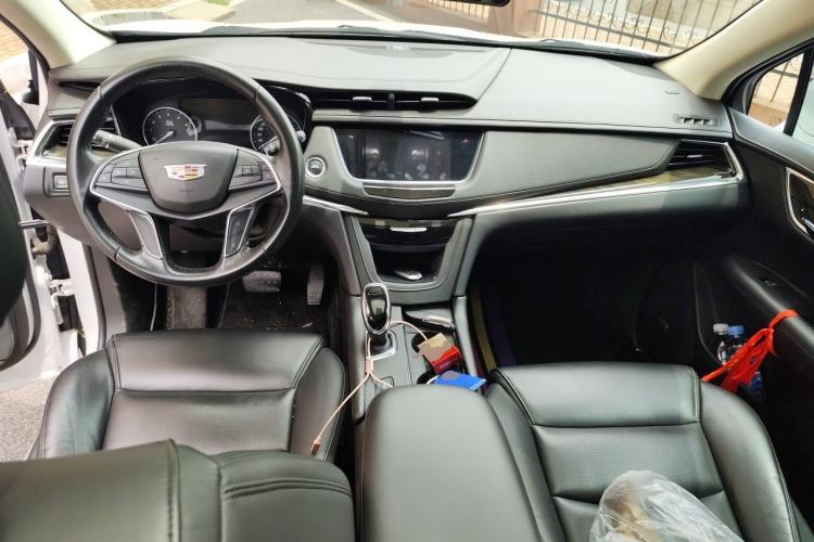 Used Cadillac XT5 2018 25T Luxury Model Center Console
